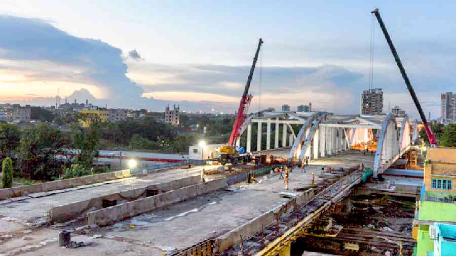 Work on the 750-metre Tallah bridge started in August 2020 with L&T — the construction company that was accorded the contract for the project — first pulling down the existing 60-year-old structure before starting to construct the new one