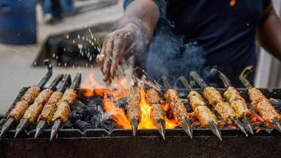 1. KEBABS FROM BARBEQUE THELA: Kebabs have been one of Kolkata’s favourite foods since the Mughal era. And since then, they’ve also rightfully become a favourite street food. There’s a host of stalls serving kebabs on the go across the city. Try Barbeque Thela on Sukeas Street for some mouth-watering malai kebabs, which is their signature offering. There’s also Reshmi Kebabs and Tikka Kebabs to choose from 