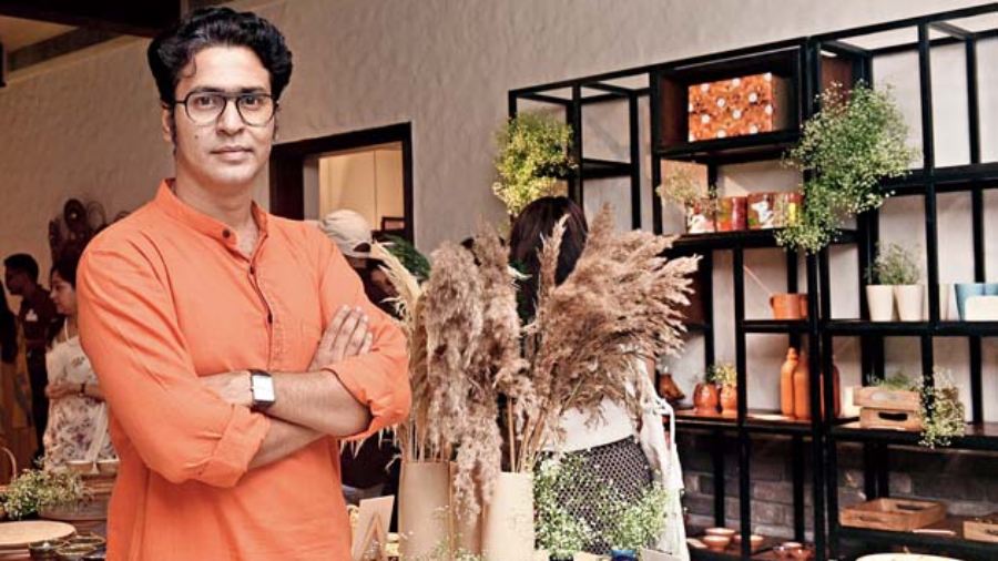 “It is a great initiative taken by both Mittu Agarwal and Tanishi Agarwal that they have given an opportunity of this scale to local artisans. All the products are extremely beautiful, attractive and eco-friendly,” said Anirban Bhattacharya, looking dapper in a tangerine kurta.