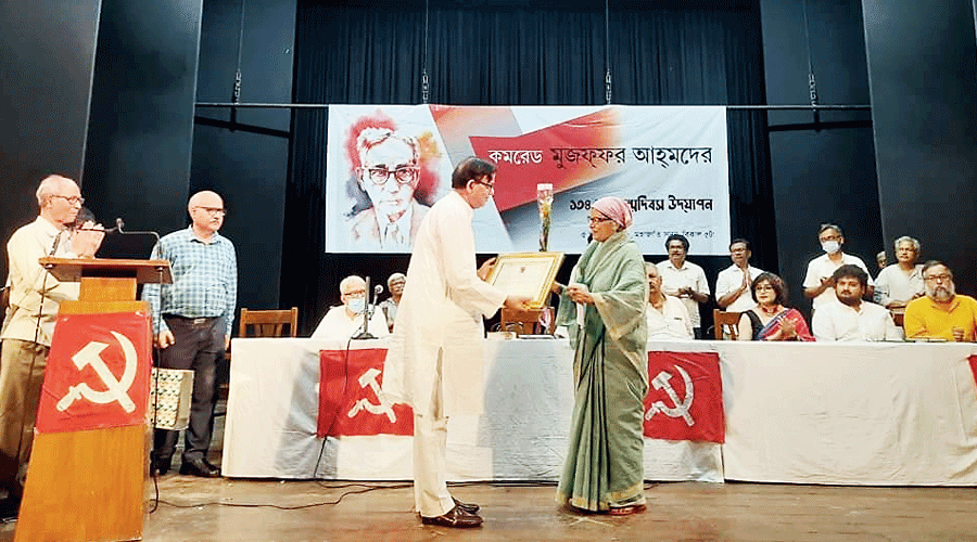 Dr Manabi Majumdar (right) receives the award on behalf of Amartya Sen from CPM state  secretary Md Salim in Calcutta on Friday.