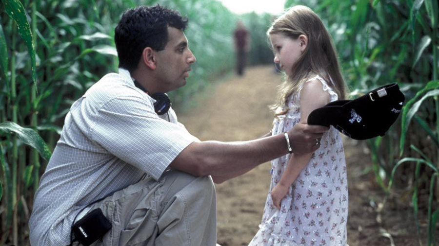 Director M. Night Shyamalan with Signs actress Abigail Breslin during the film shoot. 