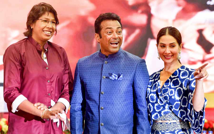 (L-R) Jhulan Goswami, Leander Paes and actress Kim Sharma at the celebration of East Bengal Club’s foundation day on Monday, August 1. Goswami and Paes were bestowed the Bharat Gourav award by East Bengal Club on the occasion.