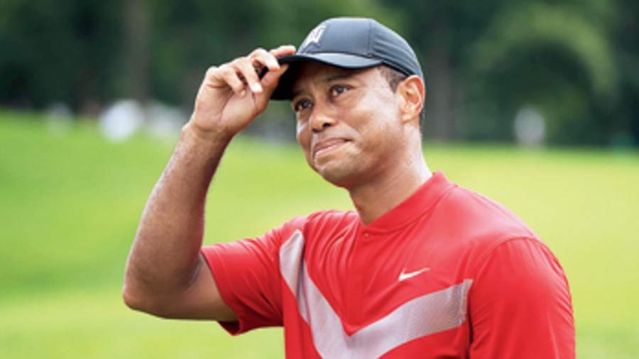 Fans of Tiger Woods have hailed the golfer on social media for showing more loyalty to the spirit of golf than to his wife