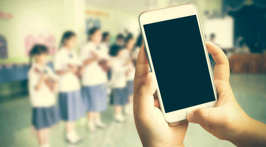 Kolkata schools let senior students use mobile phones 