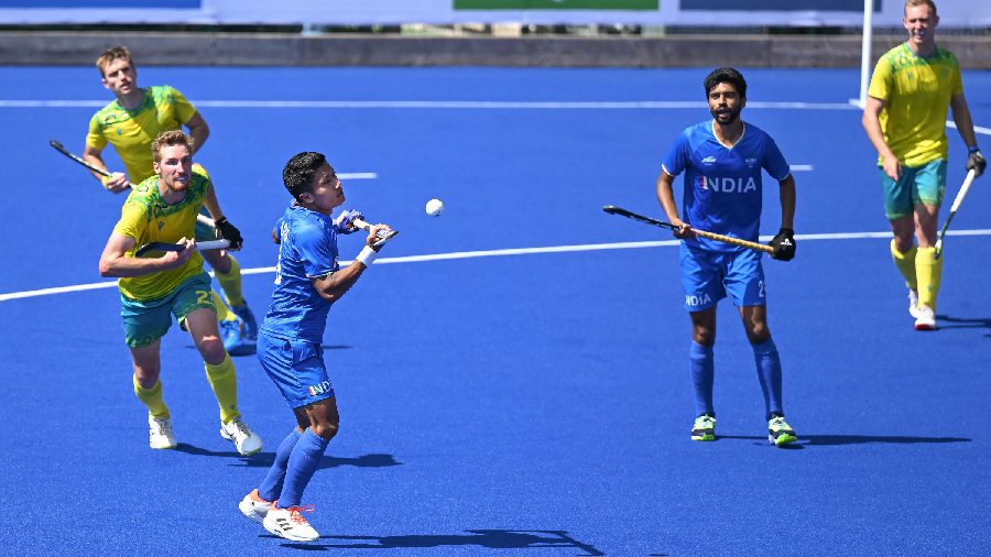  India's Nilakanta Sharma controls the ball during the men's hockey final match between India and Australia at CWG 2022