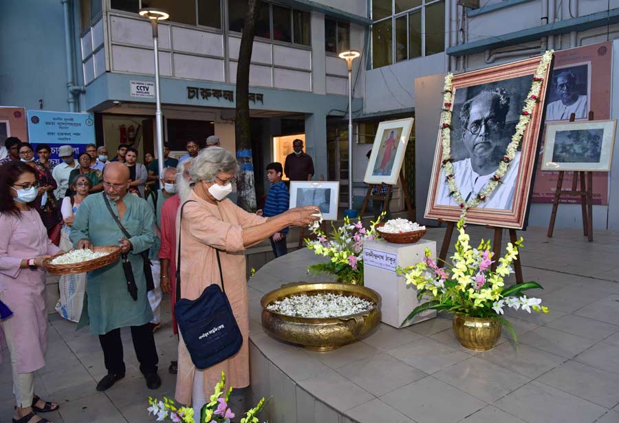 Artist Jogen Chowdhury pays a floral tribute to Abanindranath Tagore at Charukala Bhavan near the Maidan on Sunday, Abanindranath’s birth anniversary