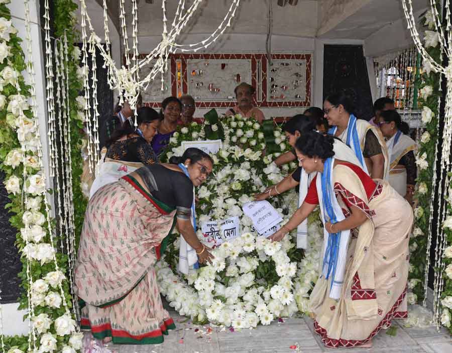 People pay respects at the Samadhi Memorial of Rabindranath Tagore at Nimtala Ghat, on Monday, Baishe Srabon — the poet’s death anniversary. Tagore was cremated at the Nimtala crematorium