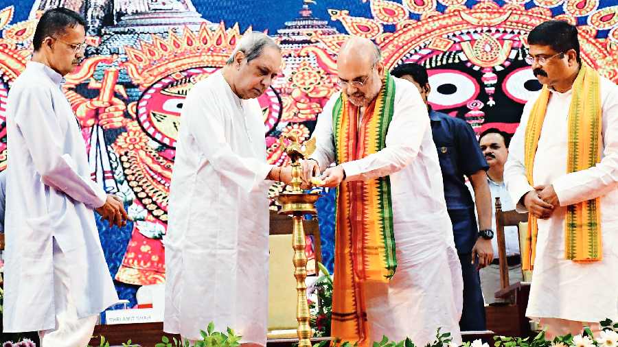 Naveen Patnaik and Amit Shah light the lamp at the 75th anniversary of Odia daily Prajatantra.  