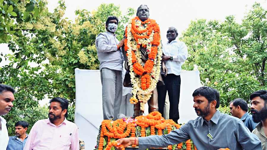 Hemant Soren pays tribute at the statue of slain JMM leader Nirmal Mahato in Jamshedpur to mark the 35th birth anniversary of Mahato  on Monday. 