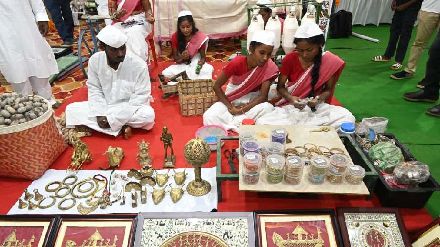 Stalls selling dokra artefacts and other items have been put up at the tribal festival 