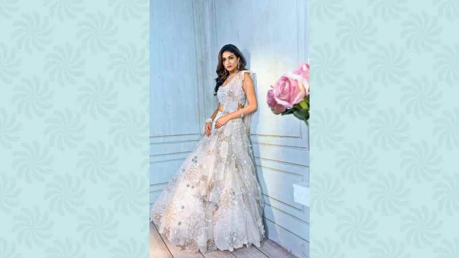 The Lady Mary Lehnga is gorgeous in all its pristine beauty. “Off-white is personally my favourite colour. It’s Alia Bhatt’s wedding that inspired me to make this. White is a colour of purity. The colour should work for you and it is more important than other aspects of looking at things. There is a jaal of flowers beneath with applique on top,” says Eshaani.