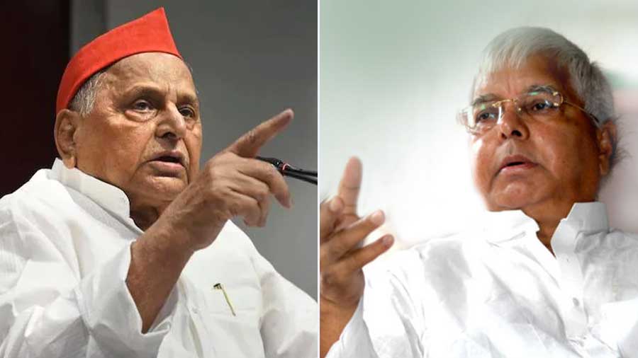 Mulayam Singh Yadav (L) and Lalu Prasad