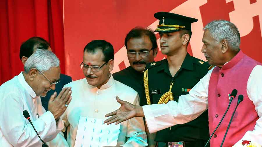 Nitish Kumar being greeted by Governor Phagu Chauhan 
