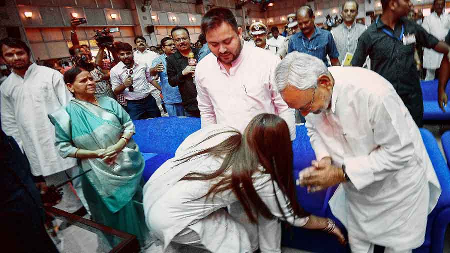  Tejashwi Yadav's wife Rachel Godinho touches Nitish Kumar's feet 