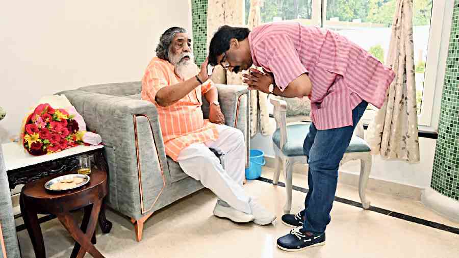 Hemant Soren takes blessing on his 47th birthday from his father Shibu Soren at Ranchi on Wednesday. 