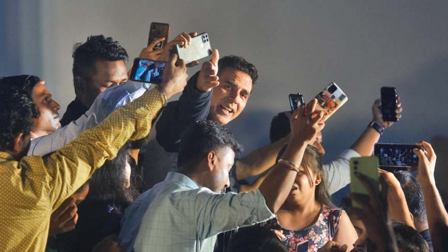 When you have a superstar like Akshay Kumar in the house, there is no missing taking a selfie. The actor’s fans swarmed around him for a picture and he obliged!