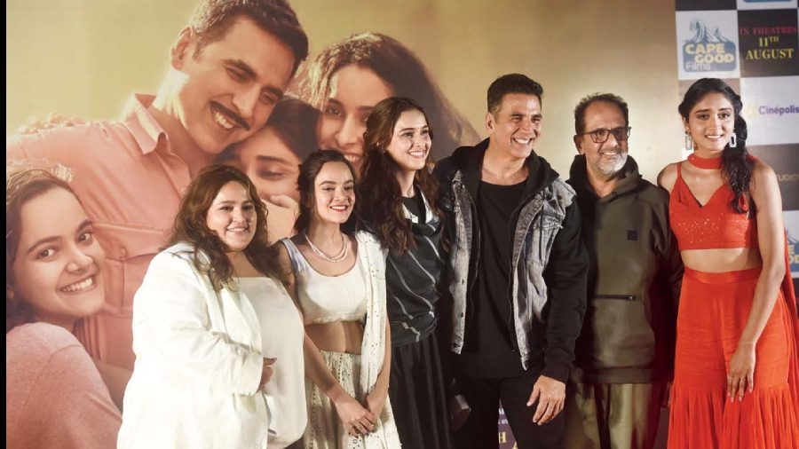 (L-R) Deepika Khanna, Sahejmeen Kaur, Sadia Khateeb, Akshay Kumar, Aanand L. Rai and Smrithi Srikanth. This was the first time Akshay’s reel sisters are working together with him and talking about the experience. Deepika said, “I learned a lot from him every day, kuch na kuch chhota chhota. I feel grateful. Unka ek maan na hain that time is very precious, once wasted it will never return. I feel very happy to have this time with him because it means a lot to him.” “For me, it’s been an honour working with these lovely reel sisters of mine. They are absolutely raw, they haven’t faced the camera so much, but there is something in that rawness, the simplicity. I learnt from them. I can look at their eyes and see how simple they are, they are not corrupted. So it was great working with them,” said Akshay.