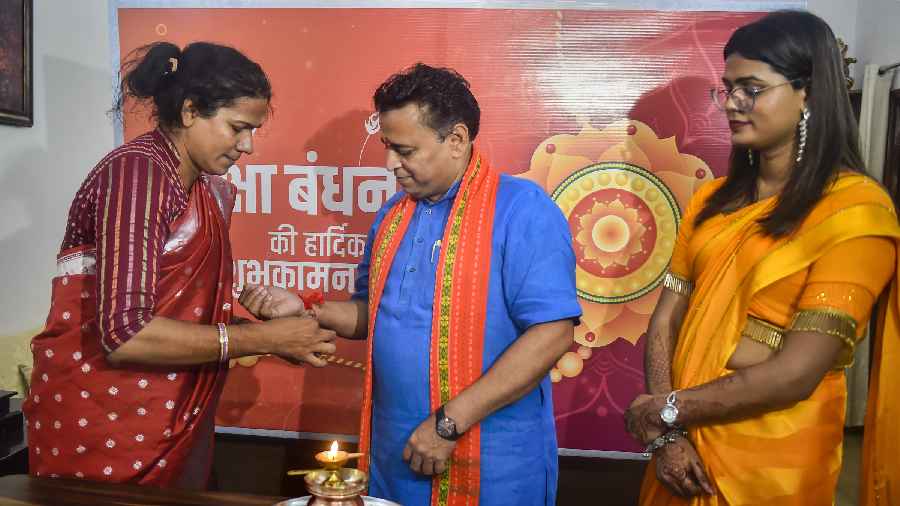 BJP National Secretary Sunil Deodhar celebrates Raksha Bandhan with transgenders