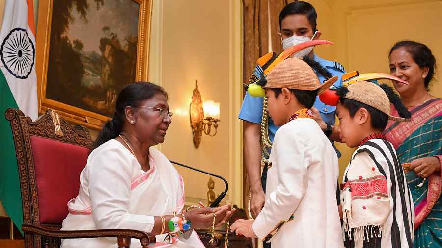 Children tie rakhi to President Droupadi Murmu