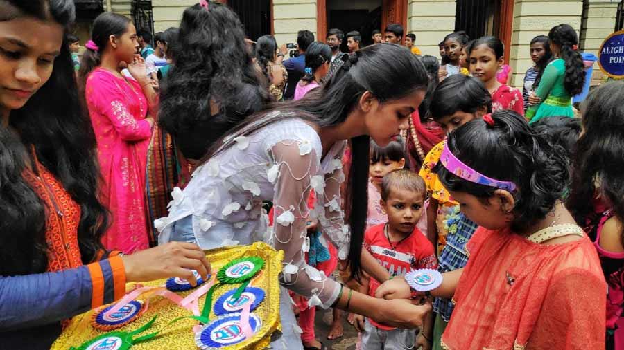 Children celebrate Raksha Bandhan in front of the Jorabagan Traffic Guard on Thursday. The celebrations were based on the theme of boycotting plastic to ensure a sustainable future.