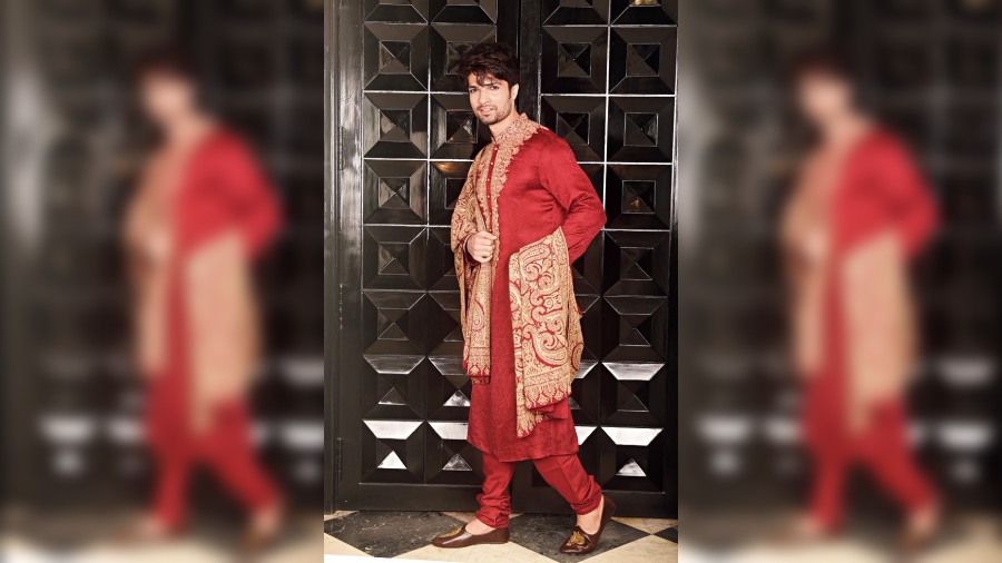 Iqbal looks the part of a royal groom in his raspberry silk kurta, the coordinated shawl embroidered in fine Kashmiri threadwork, lending it simple elegance.
