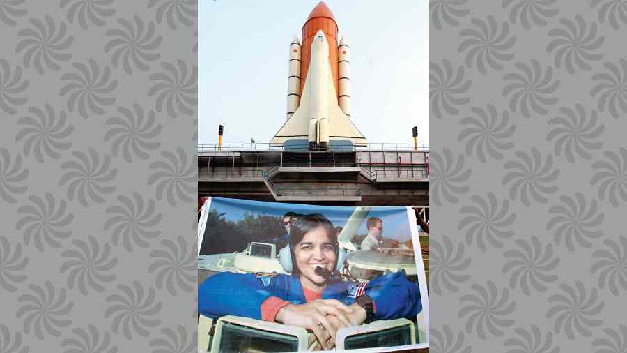 A 2005 picture of the Kalpana Chawla-themed Durga puja at FD Block. Early residents feel big ticket theme pujas bring unwanted outsiders into the township 