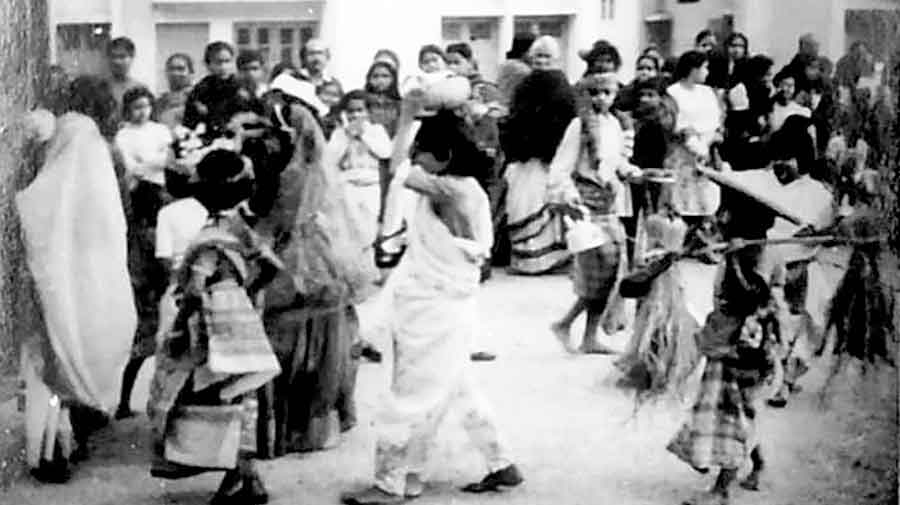 A go-as-you-like competition at a Falguni Abasan sports day. 