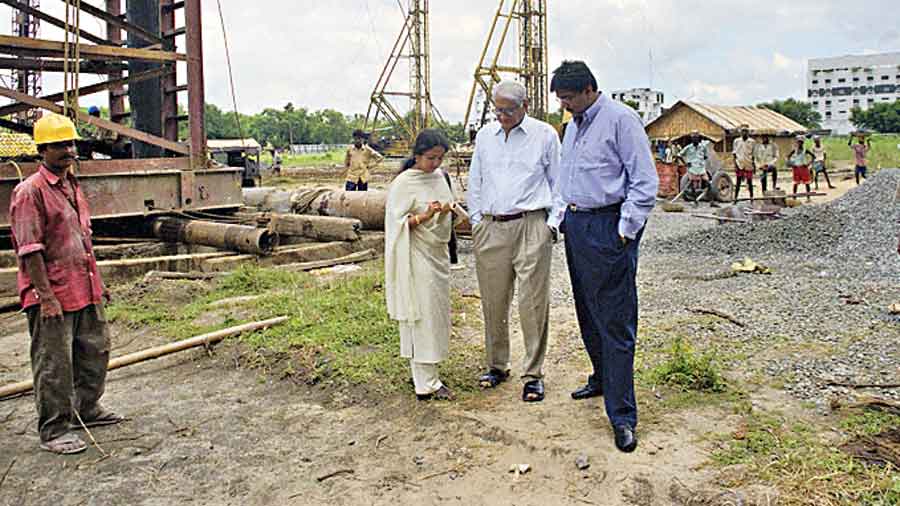 A 2002 picture of architect Charles Correa and Harsh Neotia, chairman of the Ambuja Neotia Group, surveying the City Centre construction site 