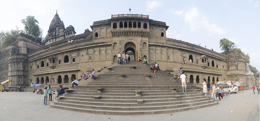 The walls of the massive Maheshwar Fort rise out of the banks of the Narmada River to almost 100 feet and the first sprawls on the north bank of the river. The first fort complex is older, but the present complex dates back to the time of Ahilya Bai Holkar (reign 1767-95). Among one of India’s most famous rulers, Ahilya Bai was the wife of Khande Rao Holkar and daughter in law of Malhar Rao Holkar, the founder of Holkar dynasty