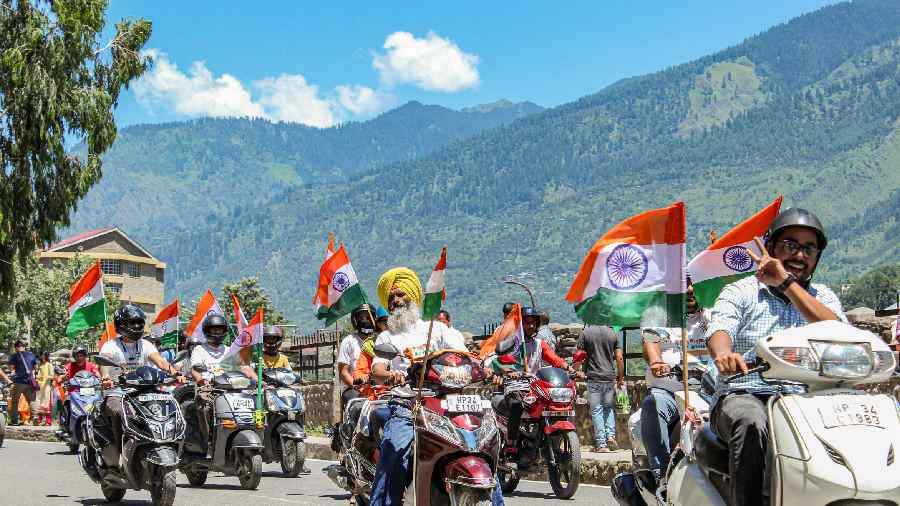 Volunteers participate in 'Har Ghar Tiranga' rally in  Kullu