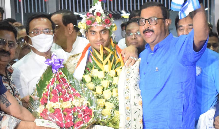 Commonwealth ‘golden boy’ Achinta Sheuli received a grand welcome at the Kolkata airport upon his arrival on Monday, August 8. The weightlifter from Howrah bagged gold in the men’s 73kg weight division at the Commonwealth Games 2022 in Birmingham, UK 
