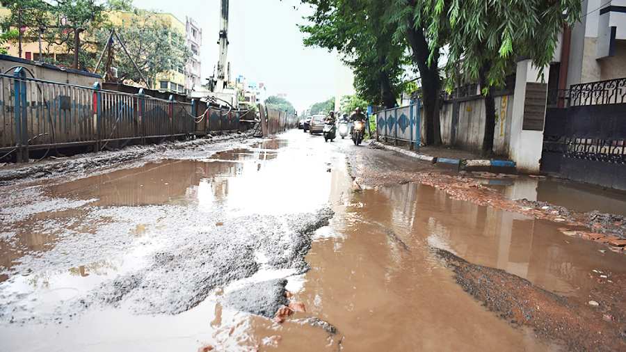 A crater-filled stretch of Diamond Harbour Road