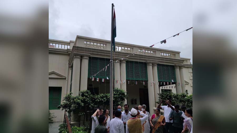 Local leaders hoisting national flag in Gandhi Bhavan.