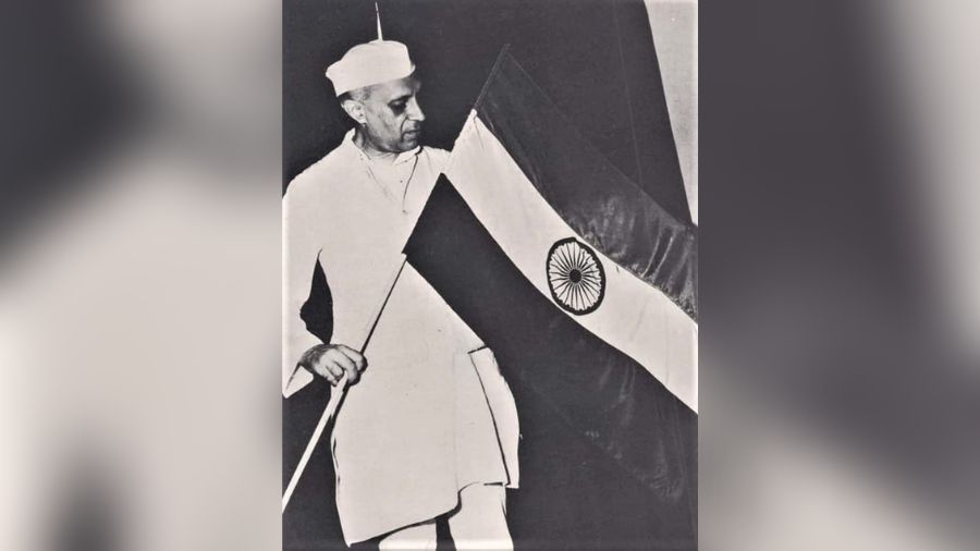 Nehru with the present-day Indian flag