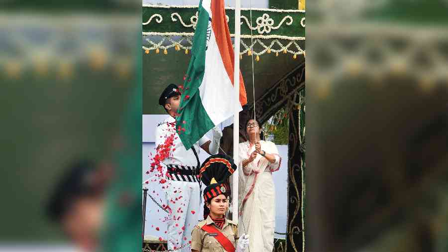 Chief minister Mamata Banerjee unfurls the Tricolour. 