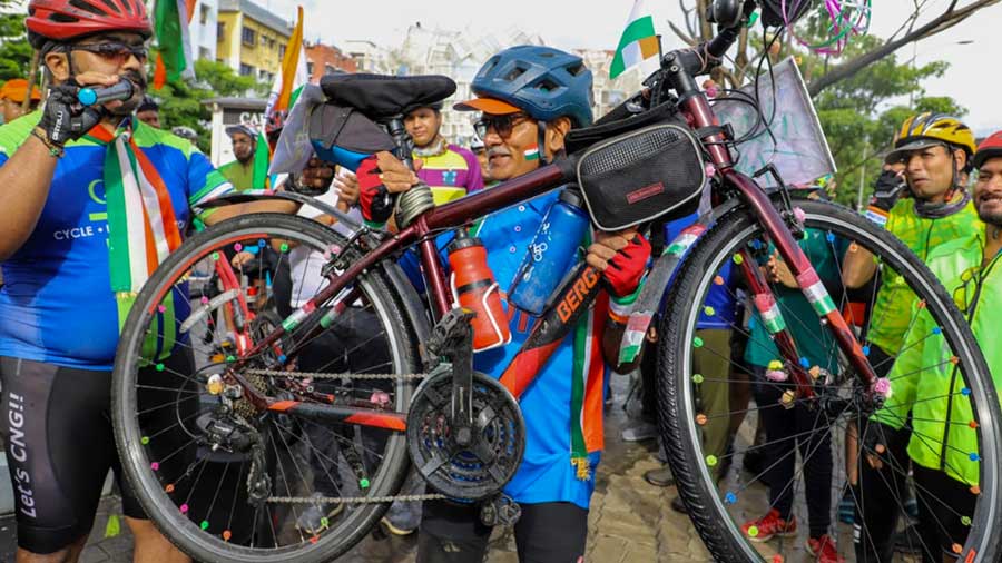 Radhey Shyam Verma celebrates his ‘Best Dressed Cyclist’ win