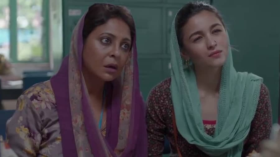 Shefali Shah and Alia Bhatt as mother-daughter duo Shamshunissa and Badrunissa in Darlings.  