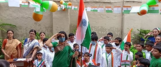 Celebrations at  La Maternelle High School began with the flag hoisting ceremony done by the school Principal which was followed by the song ‘ Jhanda Uncha Rahe Hamara’. Then the children even sang ‘Sare Jahan Se Acha’ in chorus. 