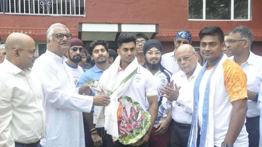 Achinta Sheuli being felicitated at the event