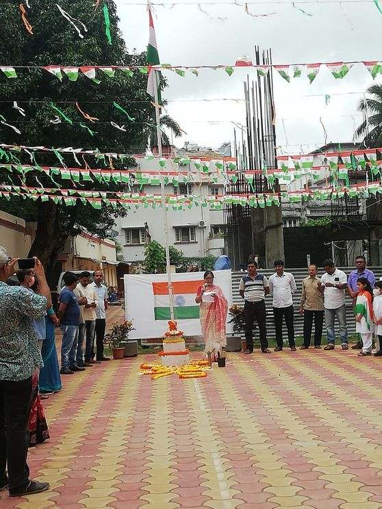 As India completed 75 years of her independence, Patha Bhavan School, Kolkata joined in to celebrate the Azadi ka Amrit Mahotsav. The programme began with the hoisting of the tri-coloured flag by the Teacher-in-charge of the school. She also delivered an inspiring speech to the gathered audience which included students, guardians and the fellow teachers.