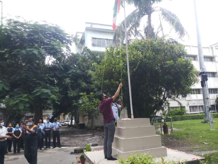 To celebrate the occasion of Independence day, the students and staff of Presidency University organised a vibrant programme at the College Street campus. The programme started with the flag hoisting followed by patriotic songs. 