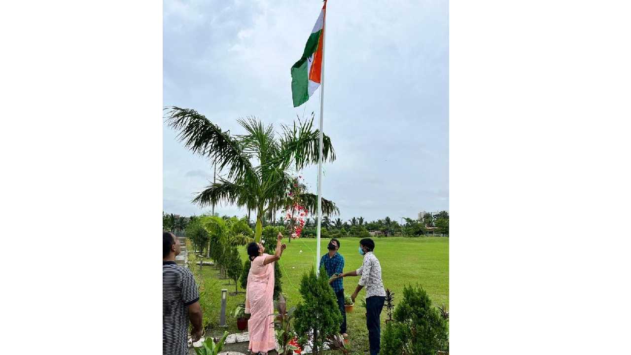 As India completed 75 years of her independence, Presidency University joined in to celebrate the Azadi ka Amrit Mahotsav. At the Rajarhat Campus, the programme began with the hoisting of the tri-coloured flag by the honourable Vice-Chancellor. 