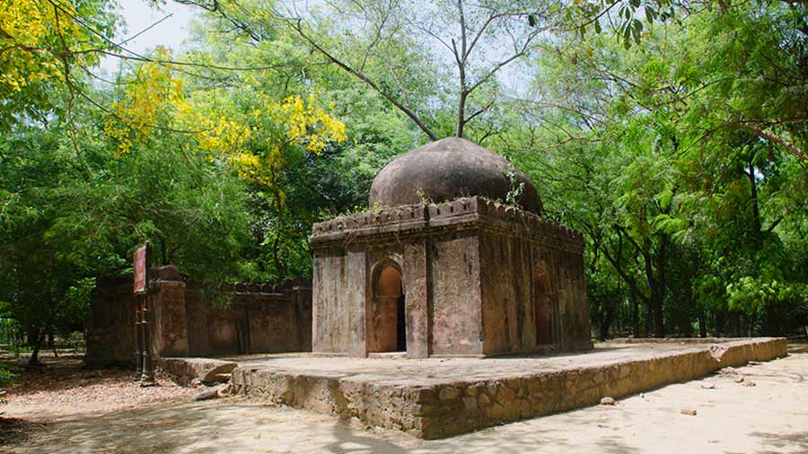 Literally meaning the ‘black guard house,’ the small domed tomb of Kali Gumti stands just a few yards away from Bagh-i-Alam Ka Gumbad, beside another small mosque 