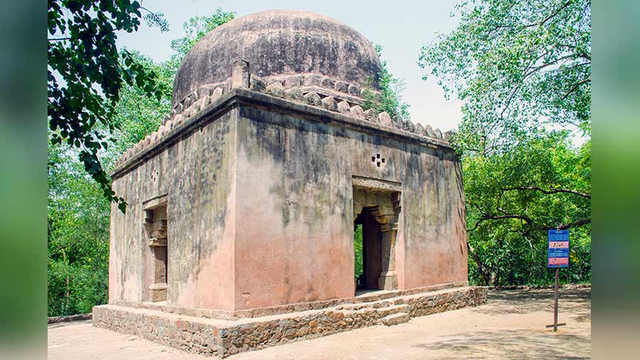 The third tomb lies further north. The Tohfe Wala Gumbad is a small tomb standing on a raised platform, with a domed ceiling and a battlement, and houses several graves inside