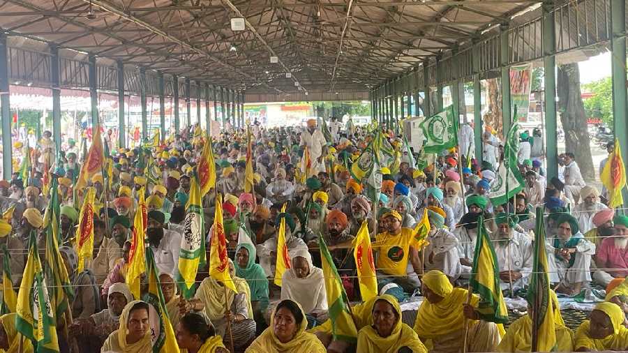 Farmers gather in Rajapur Mandi of Lakhimpur Kheri demanding dismissal of Ajay Kumar Mishra