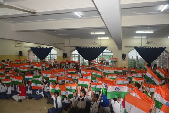 On the 15th of August, the students of Lakshmipat Singhania Academy celebrated the 75th Independence Day of India with great pomp and show. The students gathered bearing their tricolors to celebrate “Azadi Ka Amrit Mahotsav”. The whole ceremony was live streamed on Facebook and students of classes 5-12 were also present in the audience. The much-awaited festivities began with a performance of a Hindi patriotic song by the students of classes 3-9. The song truly ignited the spirit of patriotism within all the members of the audience.