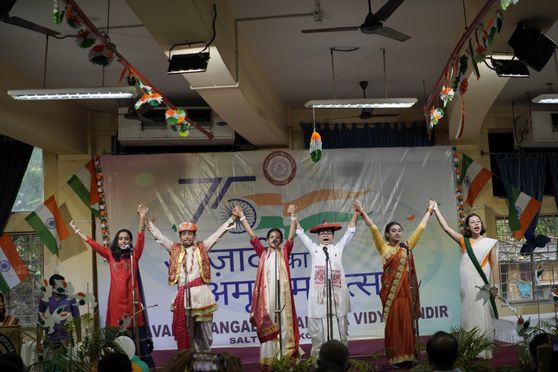 Bhavan’s Gangabux Kanoria Vidyamandir, Kolkata celebrated  Independence Day today with great patriotic fervour and zeal. This entailed a short celebration commemorating the 75th Azaadi Ka Amrut Mahotsav. ​​Bhasha Sangam, an initiative under the “Ek Bharat Shreshtha Bharat”, that marks the unique symphony of languages in our country was presented by the students of Class- VI & VII wherein, the students expressed their pride and love for their country in six different languages – Sanskrit, Hindi, Bengali, Gujarati, Assamese and Urdu.