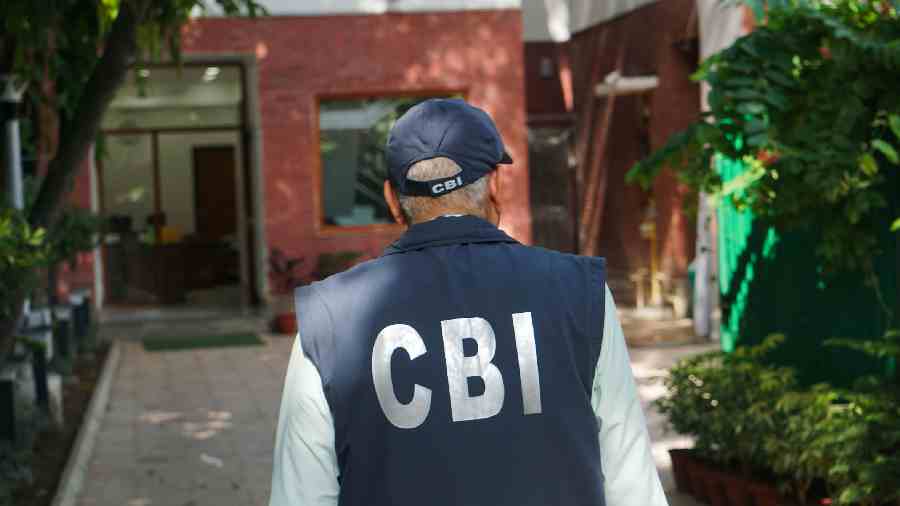 पश्चिम बंगाल : सीबीआई ने एसएससी घोटाला मामले में छह लोगों को किया गिरफ्तार पश्चिम बंगाल : सीबीआई ने एसएससी घोटाला मामले में छह लोगों को किया गिरफ्तार