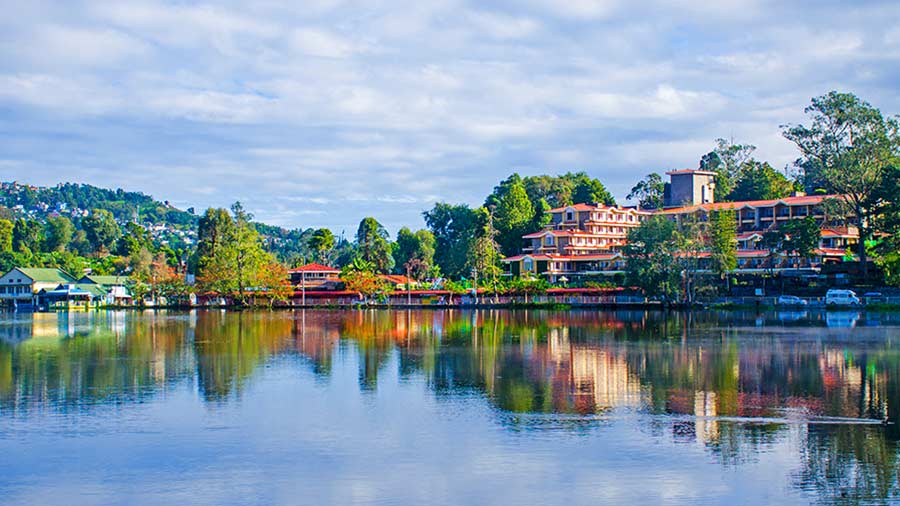 Resorts and hotels along the lake 