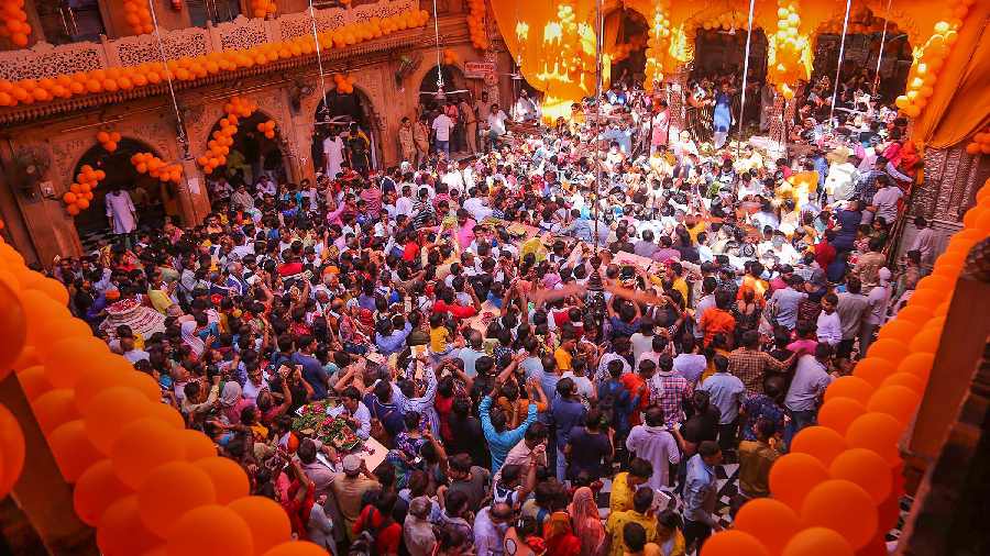 mathura dwarkadhees temple holi celebration